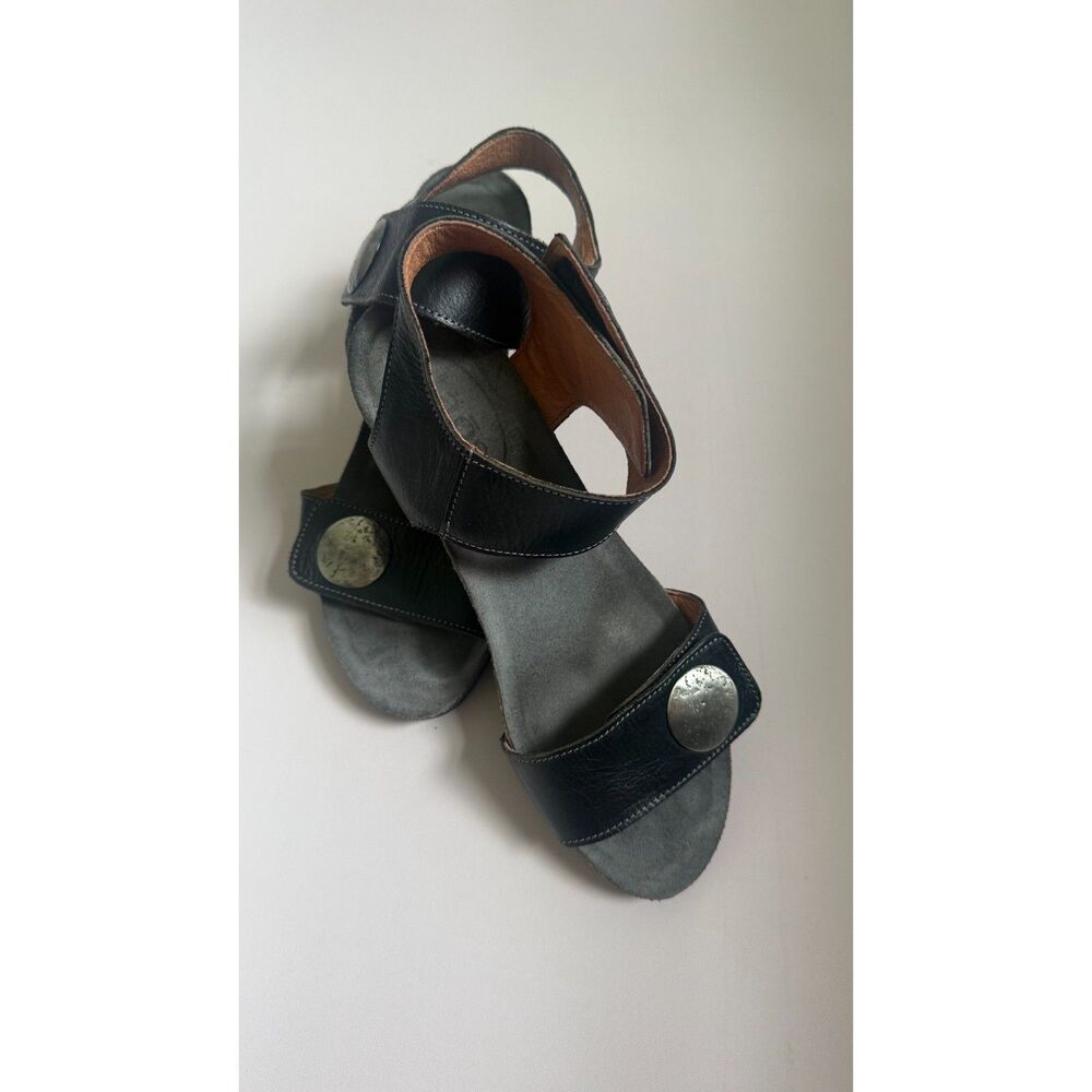 TAOS Carousel Leather Wedge Sandal Size 7
